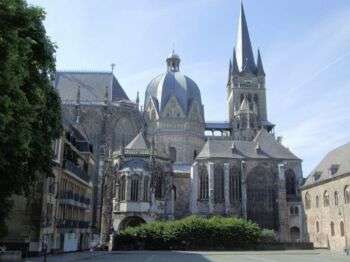 Catedral de Aachen de estilo medieval e Capela Palatina - Alemanha