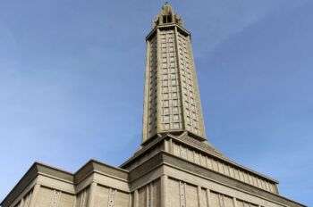 Hôtel de ville, église Saint-Joseph (Le Havre) : photo agrandie de la tour au sommet de l'église.