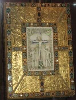 Il Codex Aureus dell'Abbazia di Echternach in stile Preromanico. Una grande, rettangolare struttura con iconografia religiosa di Gesù nel centro. Inoltre, lo sfondo è in oro, mentre il centro è realizzato in pietra. 