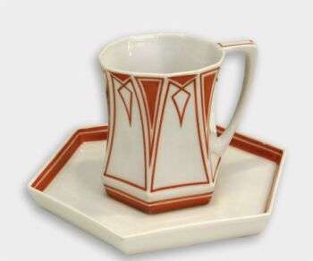Servizio da caffè di P. Behrens (British Museum): Una tazza bianca e rossa dal design originale. 