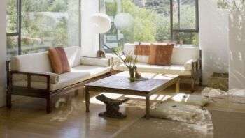 Foto representando o interior de uma sala de estar em estilo contemporâneo.