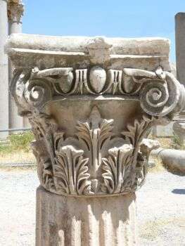 Restes du chapiteau d’une colonne composite, à Éphèse (dans l’actuelle Turquie).