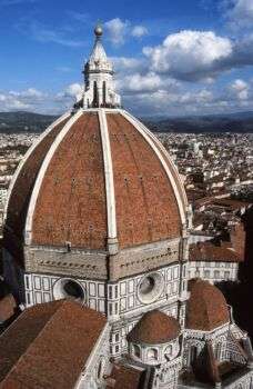 Cúpula de la Catedral de Florencia (Basílica de Santa María del Fiore). Una foto de la estructura de la Cúpula en Florencia, vista desde el exterior.