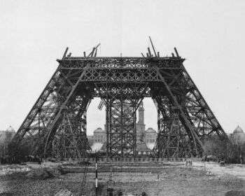 Constructions de la tour Eiffel en mars 1888 : Une photo de la construction de la structure, les pieds ne sont montrés complets que sur cette photo. 