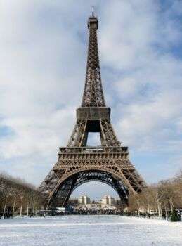 Foto della Torre Eiffel in inverno.