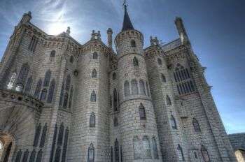 Palais épiscopal d'Astorga (1889-1913),hors de la Catalogne : une grande structure de château.