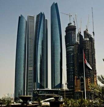 Etihad Towers - la Corniche, di fronte all'Emirates Palace Hotel. Foto di cinque grattacieli ad Abu Dhabi, visti dall'esterno.