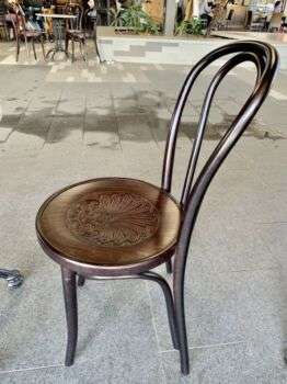Foto di una sedia Fameg in legno curvato della Polonia.
