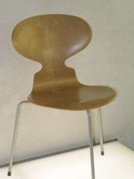 Prima sedia Ant 00 con 3 gambe, esposta Design Museum Denmark, 1952