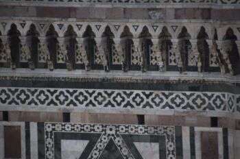 Florence, Duomo di Firenze: A photo of the ornaments placed on the side of a structure. 