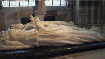 Funerary statues of Henry II of France and Catherine de' Medici-Basilique de Saint-Denis in a white stone.  