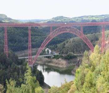 Le Viaduc de Garabit : Un grand pont rouge créé par Gustave Eiffel.