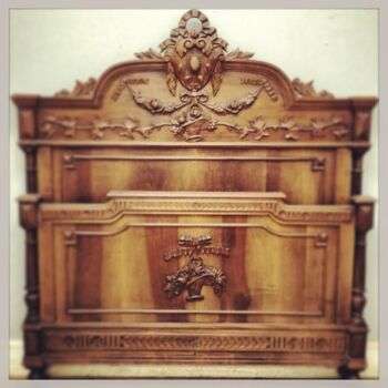 Decorative antique bed, owned by Henri II, realized in walnut. 