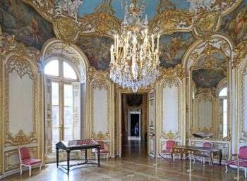 Le salon de la Princesse: A large room with ornate, pale-colored decorations, detailed with gold.