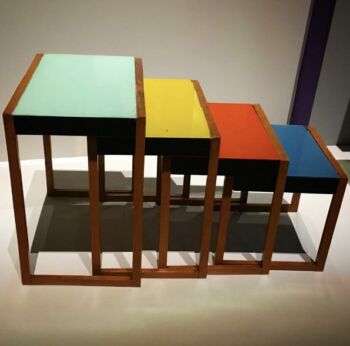 Josef Albers, 1927 : Photo de quatre chaises qui s'emboîtent les unes sous les autres. De plus, les sièges sont de couleurs différentes.