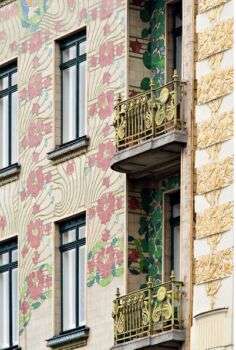 Foto ravvicinata della Majolica House, che mostra gli elaborati disegni floreali lungo il lato della struttura. 
