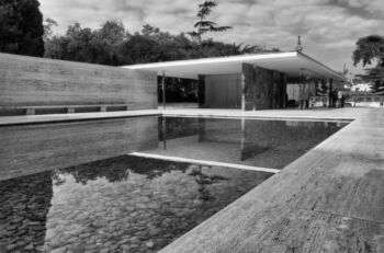 Pavillon Mies van der Rohe, photo in black and white.