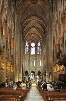 Fotografia da nave de Notre-Dame, Paris. Há fiéis sentados nos bancos da catedral à espera do serviço religioso. Para além disso, a cúpula no final da nave tem três painéis de vitrais dispostos em forma de arcos.