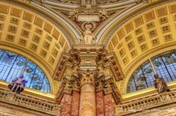Estilo renascentista italiano ornamentado. Os motivos da Biblioteca do Congresso são inspirados no Renascimento italiano, provavelmente o mais ornamentado do Capitólio.
