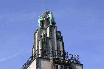 Bruxelles - Palais Stoclet: Foto ingrandita della cima della torre. I dettagli della statua verde sono visibili lungo la cima. 