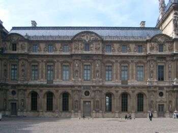 Foto dell' Ala Lescot nel cortile del Palazzo del Louvre, Parigi.
