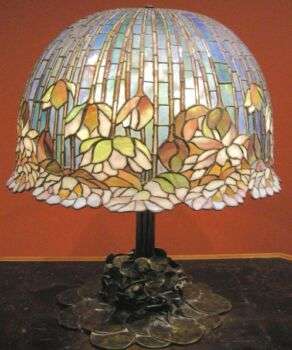 Louis comfort tiffany, Pomb lily table lamp, 1900-10 ca.