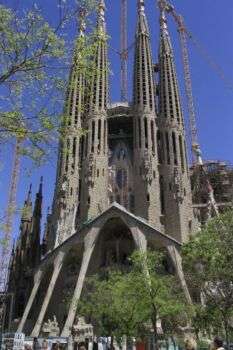 Sagrada Familia, Gaudì, 1882-1926, Barcelone : une grande structure pointue avec quatre tours distinctes.