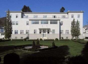 Sanatorium Purkersdorf located in Vienna. A large white building with rectangular windows. 