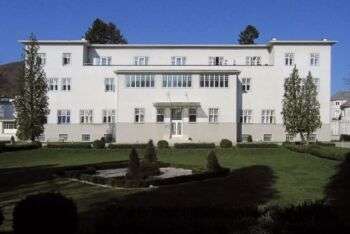 Sanatorio Purkersdorf a Vienna: Un grande edificio bianco con più di 3 piani e varie finestre. 