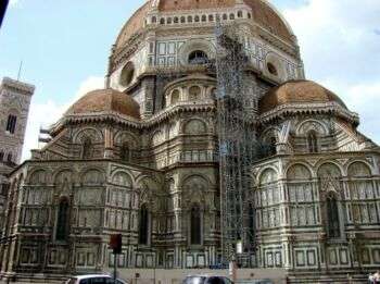Un'altra foto di Santa Maria del Fiore da una diversa angolazione. Inoltre, la struttura si trova a Firenze, in Italia.