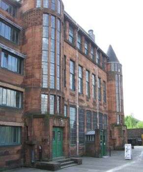 Museo della scuola di Scotland Street: Un grande edificio marrone con grandi finestre. 