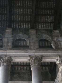 Foto di alcuni pilastri e colonne che sostengono il tetto del portico del Pantheon a Roma.
