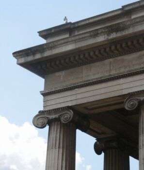 Zoomé sur la photo du sommet de la capitale montrant le toit du temple ionique.