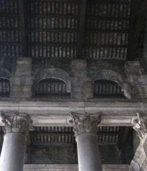 Le plafond du Panthéon (IX) représenté de bas en haut. Il y a deux arcs représentés et des colonnes qui se trouvent en dessous d’eux. 