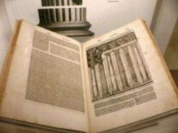 Foto di una versione italiana del De Architectura risalente al 1521, tradotta e illustrate da Cesare Cesariano.