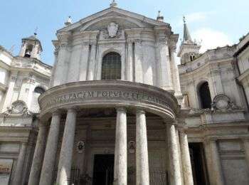 Santa Maria Della pace, Piazza Navona, Rome. Le bâtiment en pierre se trouve au centre de la photo, il y a 7 colonnes qui se trouvent sur le centre inférieur de la photo, et tenir le toit circulaire. Au-dessus se trouve une structure semblable à un temple. 