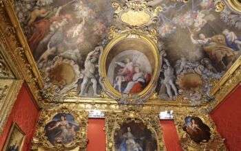 Chambre de Madame Real, 1708-1709; Palazzo Madama, Turin (4). Image de l’art du plafond avec divers anges et guerriers. En outre, les ornements d’or ligne la photo entière et les sommets des murs sont un austère, couleur rouge.  
