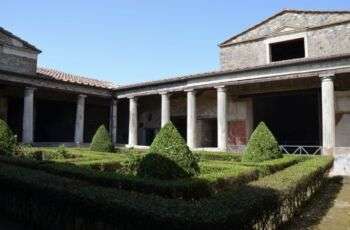 La imagen representa la casa de Menandro, también está la presencia de columnas y un pequeño jardín.