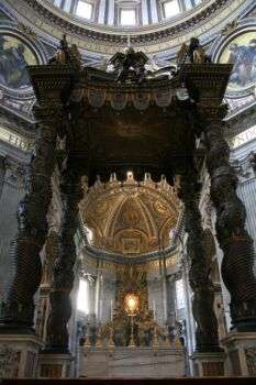 No centro de uma sala em forma de cúpula, com várias imagens religiosas na parede, encontra-se uma grande estrutura de madeira escura com quatro colunas. Além disso, na cúpula do centro, há pormenores dourados em todo o tecto. 