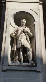 Statua di Michelangelo Buonarroti, dalla facciata esterna della Galleria degli Uffizi. 