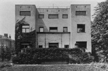 Vue arrière de Steiner House : Une photo en noir et blanc de la structure.