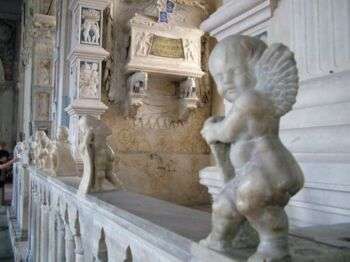 Foto dell'interno del Tempio Malatestiano - tomba di Isotta.
