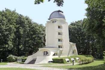 La Tour Einstein, (Potsdam, Allemagne) : Une grande tour structurée blanche avec un toit gris.