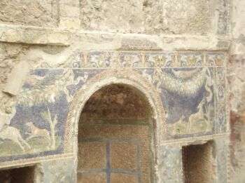 Ercolano - Cardo IV Inferior - Casa de Neptuno y Anfitrite - mosaicos. Una representación desgastada de los mosaicos realizados sobre un arco unico.