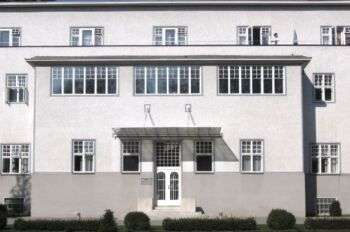 il Sanatorio di Purkersdorf - Ingresso laterale del giardino: Un'ulteriore foto dell'edificio bianco e semplice.