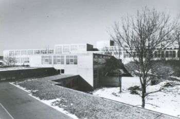 L'école d'Ulm (Hochschule für Gestaltung) , 1953-1968, M. Bill : Photo d'un grand bâtiment simpliste avec de nombreuses fenêtres en hiver.