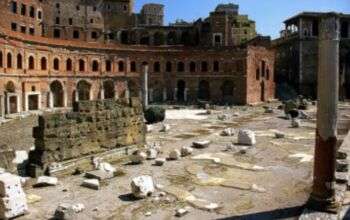 Una foto delle rovine del Foro di Traiano a Roma, in Italia.