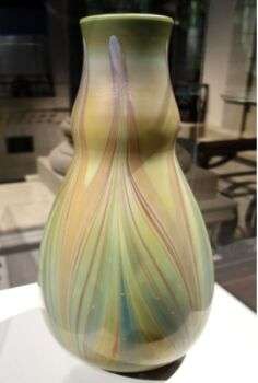 Vase de Louis Comfort Tiffany, 1893-1896 - Musée d'art de Cincinnati : Un vase simple avec un dessin de ligne incorporant du jaune, du rouge, de l'orange et du vert dans un motif en "w".