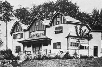 Villa Bloemenwerf (1896) in Uccle, Belgio: A black and white photo of the structure.