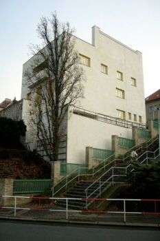 Villa Müller-Adolf Loos, 1929-30: Additional photo of the structure zoomed out. 